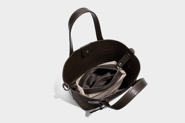 Kleine, strukturierte Tote-Handtasche in Wildlederoptik mit Elefantenanhänger, zwei oberen Tragegriffen und abnehmbarem Crossbody-Riemen, Detailansicht