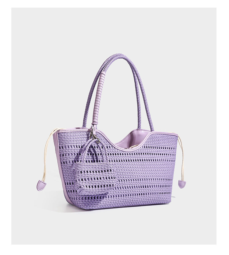 Dunkelbraune Tote-Bag in Lederoptik mit geflochtenen Henkeln, Kordelverschluss und befestigtem gewebtem Mini-Etui, Detailansicht