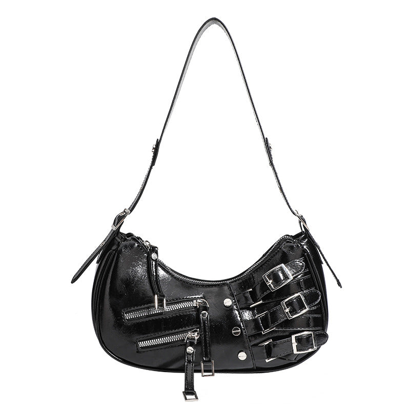 Glänzende schwarze Crescent-Hobo-Schultertasche mit übereinander angeordneten Gürtelschnallen, silberfarbenen Nieten und zwei vorderen Reißverschlusstaschen, Detailansicht 5