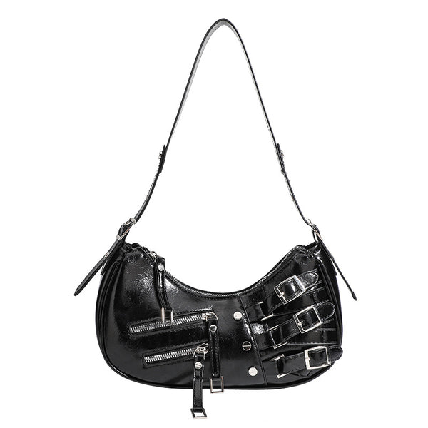 Glänzende schwarze Crescent-Hobo-Schultertasche mit übereinander angeordneten Gürtelschnallen, silberfarbenen Nieten und zwei vorderen Reißverschlusstaschen, Detailansicht 5