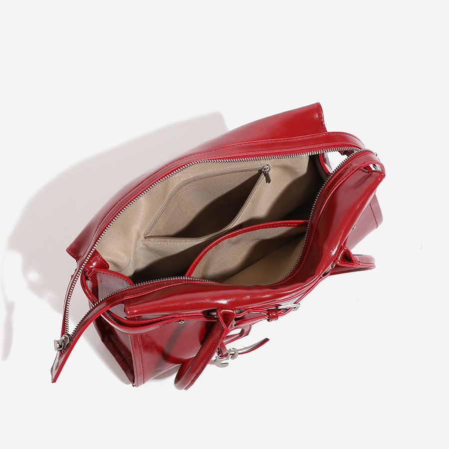 Glänzende, strukturierte rechteckige Schultertasche mit zwei Riemen, vorderem Riemen mit Gürtelschnalle, Herzanhänger und silberfarbenem