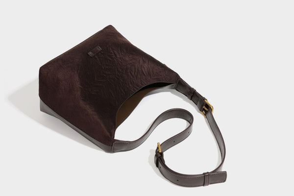 Dunkelbraune, weich fallende Hobo-Schultertasche mit strukturierter Oberfläche in Velourslederoptik, glatten Besätzen in Lederoptik und Details in Antikgoldoptik
