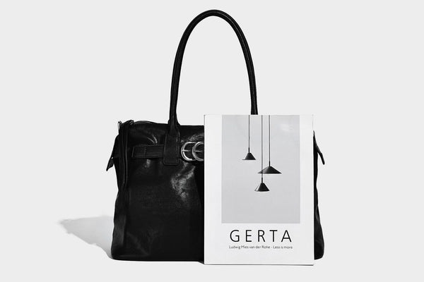 Glänzende, strukturierte schwarze Tote-Bag mit silberfarbenem Schnallenriemen, zwei Henkeln und abnehmbarem Schulterriemen, Detailansicht 20