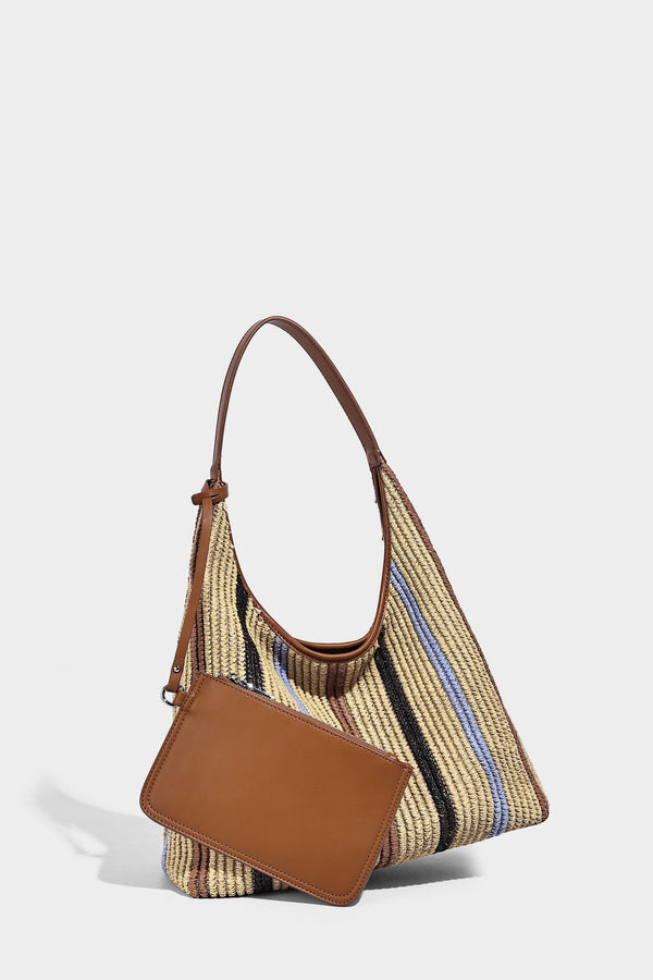 Weich fallender Hobo-Shopper aus gestreiftem Webmaterial in Camel mit mehrfarbigen Streifen und braunem Besatz in Lederoptik, mit abnehmbarem Reißverschluss abgebildet