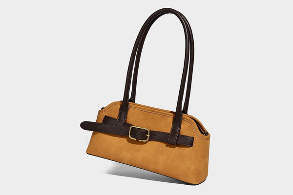 Strukturierte dunkelbraune Satchel-Tasche mit Öl-Wachs-Finish, vorderer Gürtelschnalle, goldfarbenen Beschlägen, zwei Tragegriffen oben und, Detail