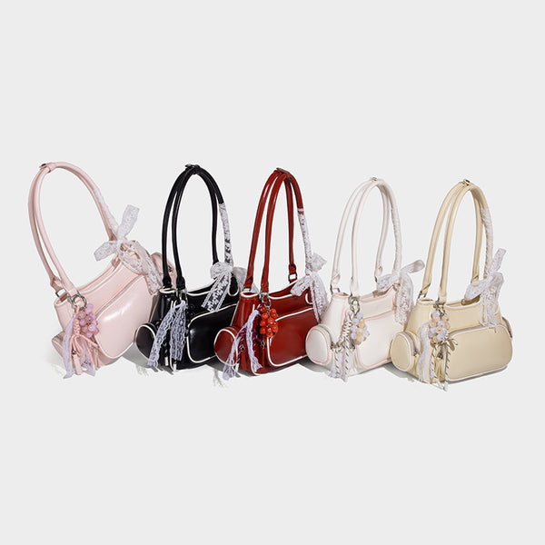 Kleine, strukturierte, glänzende Schultertasche mit weißer Paspelierung, Spitzenschleife und Anhänger mit roter Perle, seitlichen Reißverschlusstaschen und silberfarbenem