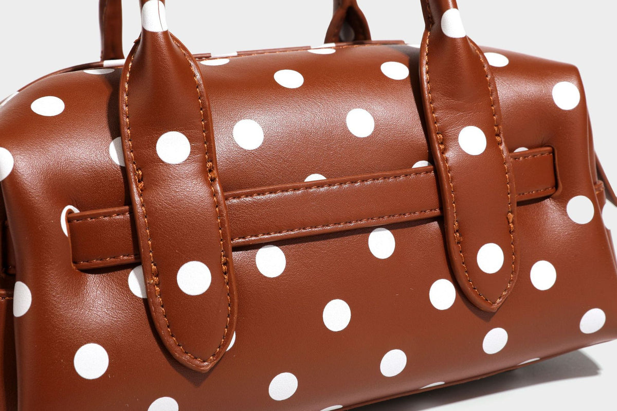 Kleine, strukturierte Mini-Henkeltasche mit Polka-Dot-Muster, Sternanhänger, Schnallriemen-Detail auf der Vorderseite, zwei Henkeln und abnehmbarem