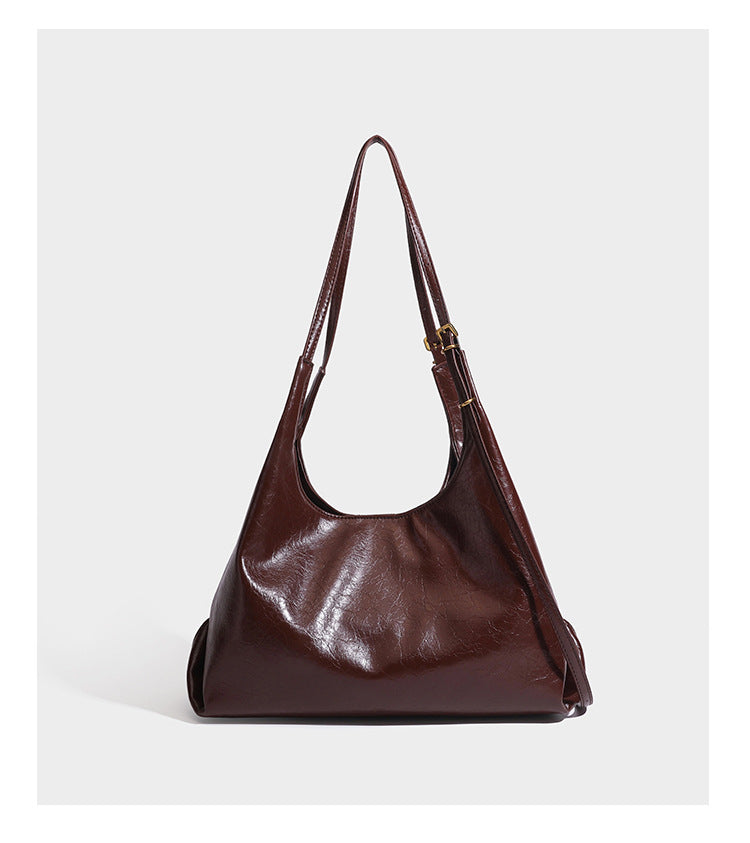 Lässige Hobo-Schultertasche mit offenem Oberteil in glänzender, geknautschter dunkelbrauner Lederoptik mit schmalem verstellbarem Riemen und goldfarbenem