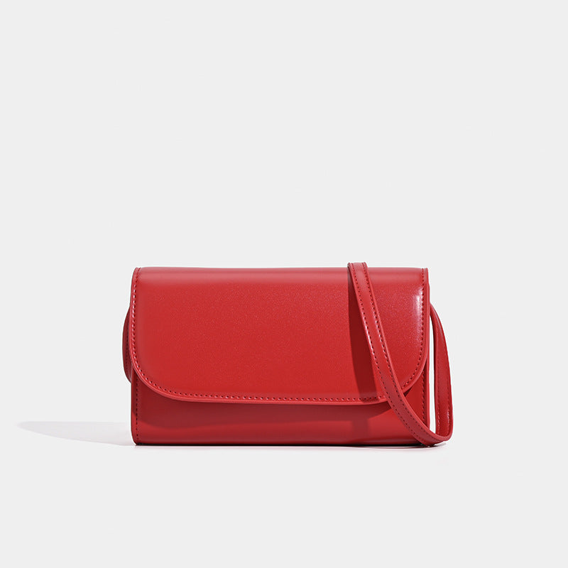 Kleine, strukturierte Crossbody-Tasche in Lederoptik mit Überschlag, Druckknopfverschluss und silberfarbenen Metalldetails, Detailansicht 7