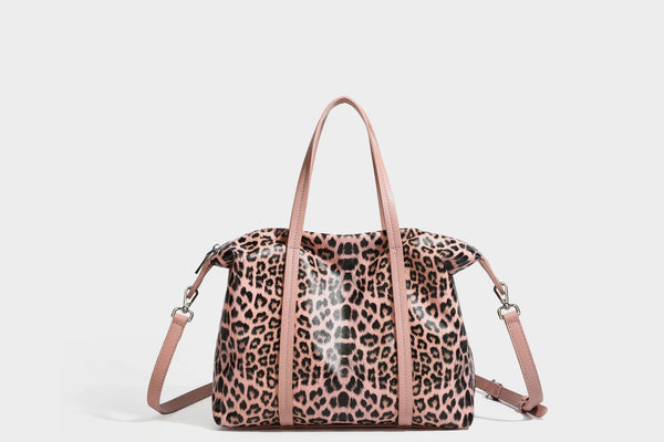 Tote-Bag in glänzender Lederoptik mit Leopardenmuster, schwarzen Besätzen, Reißverschluss oben und zwei Schultergriffen, Detailansicht 28