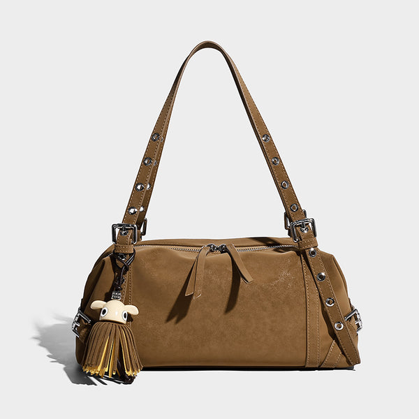 Lässige Barrel-Schultertasche in Dunkelbraun mit Riemen mit silberfarbenen Ösen, Reißverschluss oben, seitlichen Schnallenbeschlägen und Quaste
