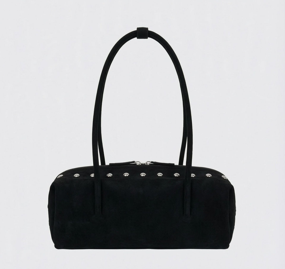 Rechteckige, tonnenförmige Schultertasche mit kuppelförmigen Nieten in Gunmetal-Optik entlang der oberen Naht, zwei flachen Riemen mit Knotendetail und mattem Finish, Detailansicht