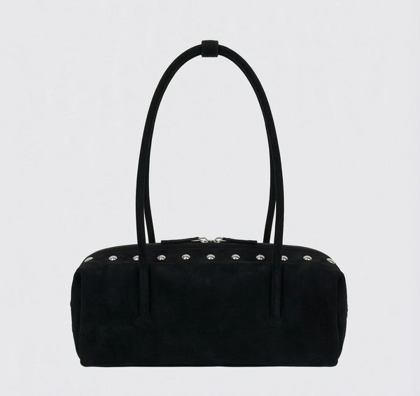 Rechteckige, tonnenförmige Schultertasche mit kuppelförmigen Nieten in Gunmetal-Optik entlang der oberen Naht, zwei flachen Riemen mit Knotendetail und mattem Finish, Detailansicht