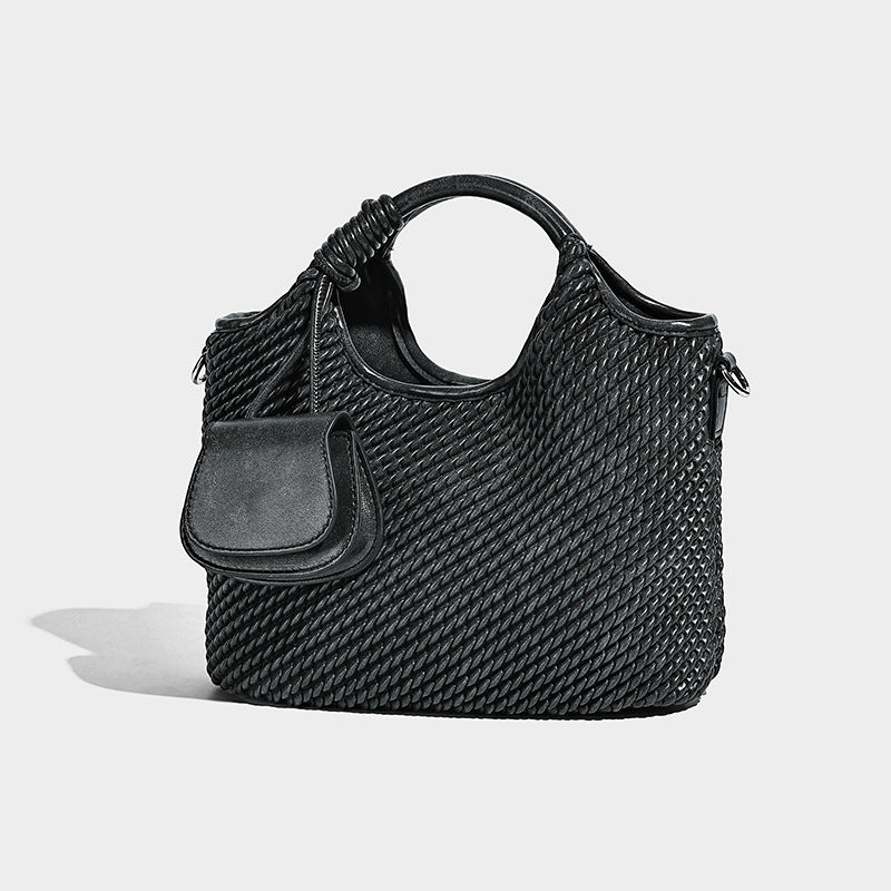 Strukturierte Beuteltasche in gewebter Optik mit geknotetem Tragegriff, vorderer Überschlagtasche und abnehmbarem Crossbody-Riemen in Silberoptik