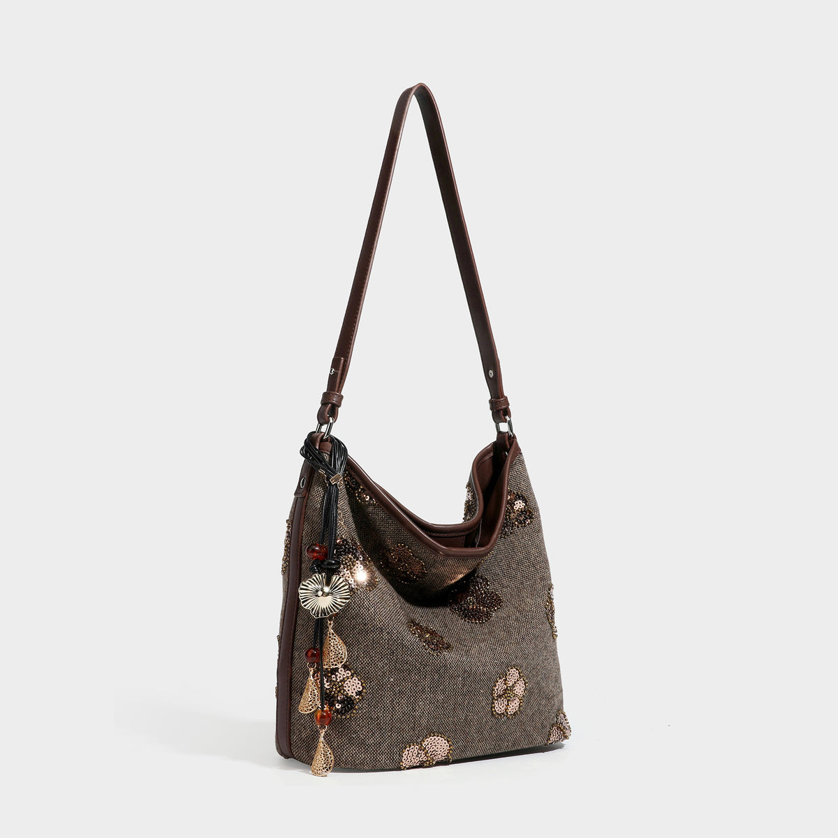 Lässig fallende Hobo-Schultertasche aus anthrazitfarbenem Webstoff mit floraler Stickerei aus silberfarbenen Pailletten, Besatz in schwarzer Lederoptik und lang