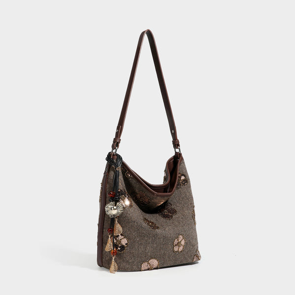 Lässig fallende Hobo-Schultertasche aus anthrazitfarbenem Webstoff mit floraler Stickerei aus silberfarbenen Pailletten, Besatz in schwarzer Lederoptik und lang