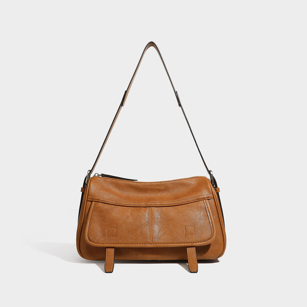 Strukturierte rechteckige Schultertasche mit Überschlag aus dunkelbrauner Espresso-Kunstleder-Optik, silberfarbenen Beschlägen und langem