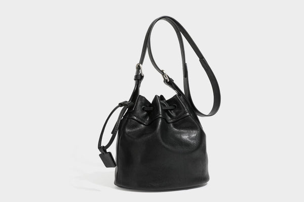 Kleine Beuteltasche in genarbter Lederoptik mit Kordelzug, verstellbarem Crossbody-Riemen und silberfarbenen Beschlägen, Detailansicht 24