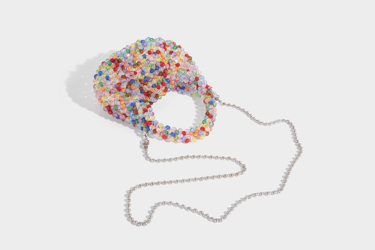 Kleine, abgerundete Hobo-Bag mit facettierten, durchscheinenden Perlen in Kristalloptik, passendem Perlenhenkel oben und silberfarbenen Details