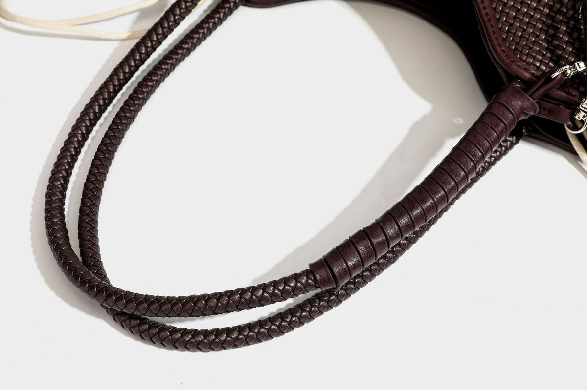 Tote-Bag aus strukturiertem Webmaterial in Dunkelbraun mit geflochtenen Henkeln, seitlichen Kordelzügen und einem befestigten Mini-Beutel aus Webmaterial mit