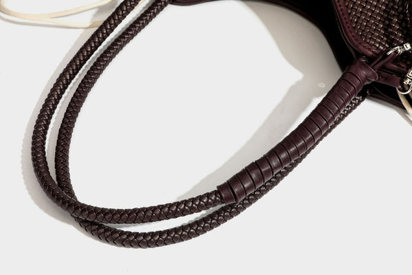 Tote-Bag aus strukturiertem Webmaterial in Dunkelbraun mit geflochtenen Henkeln, seitlichen Kordelzügen und einem befestigten Mini-Beutel aus Webmaterial mit