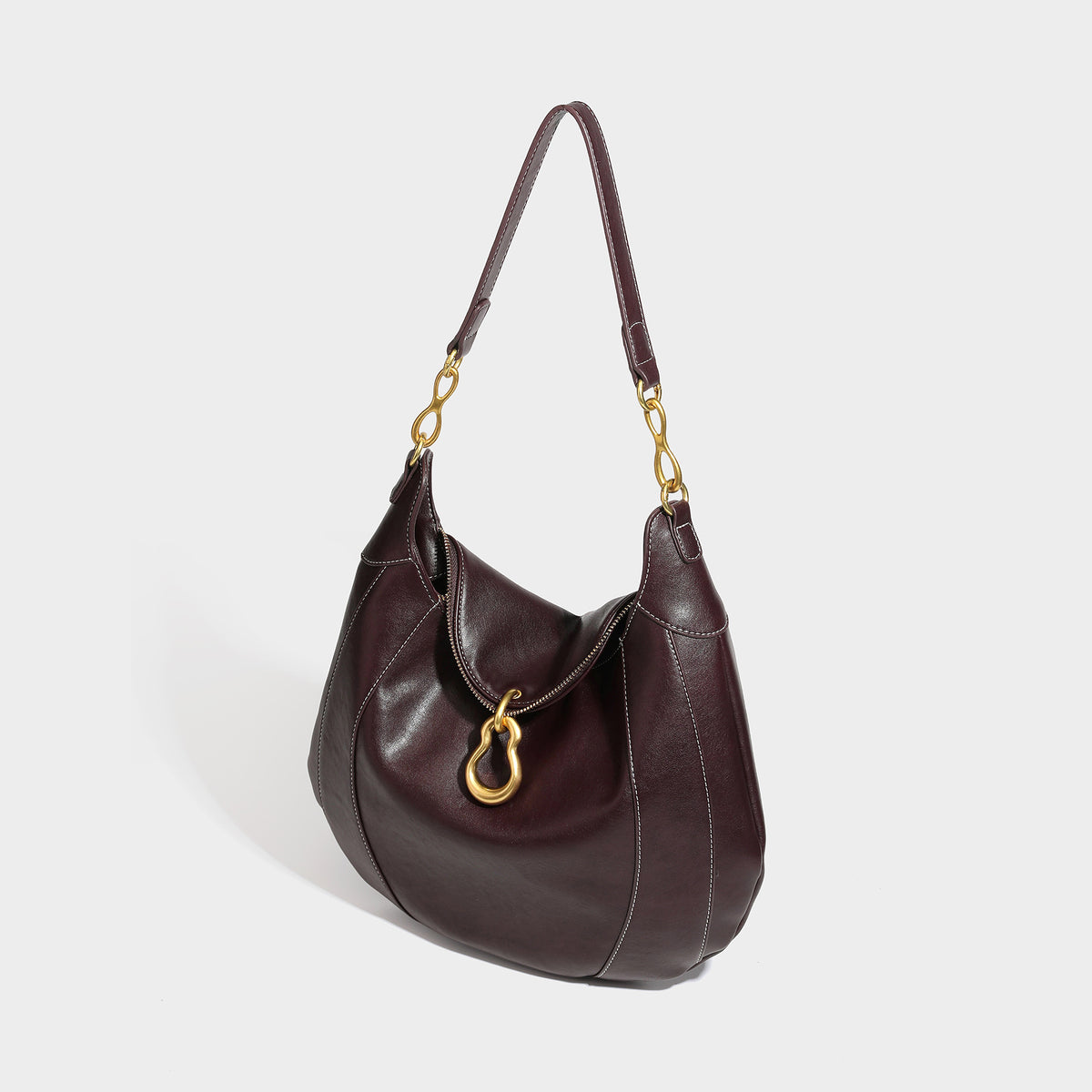 Lässige halbmondförmige Hobo-Schultertasche in Dunkelbraun mit goldfarbenem Ring und Kettenglied-Beschlägen sowie Reißverschluss oben, Detailansicht