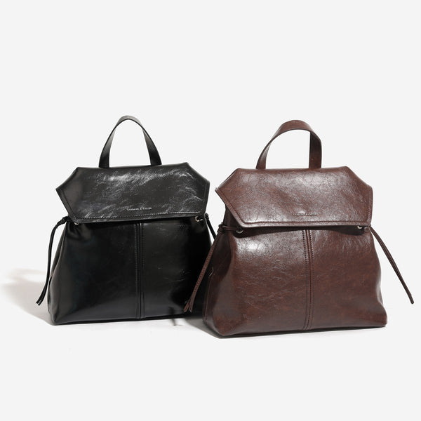 Strukturierte Rucksacktasche mit Überschlag in Used-Lederoptik, seitlichen Kordelzügen und silberfarbenen Beschlägen, Vorderseite