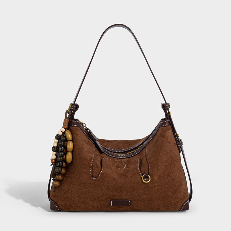 Matte Hobo-Schultertasche in warmem Braun mit dunkler Lederoptik, Kontrastnähten, goldfarbenen Beschlägen und
