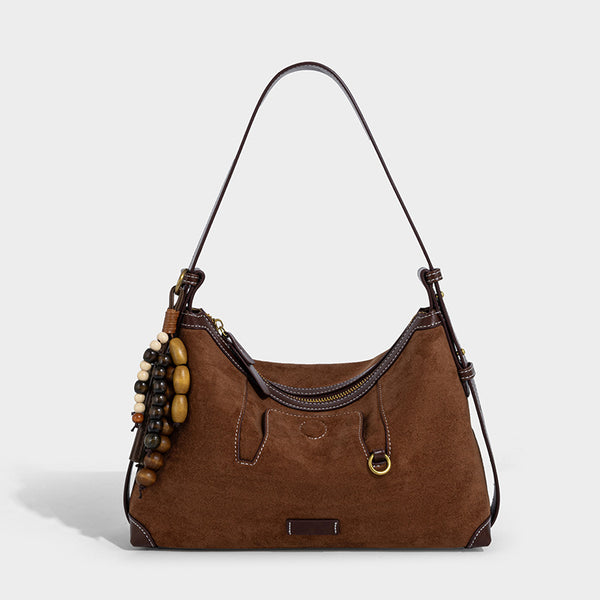 Matte Hobo-Schultertasche in warmem Braun mit dunkler Lederoptik, Kontrastnähten, goldfarbenen Beschlägen und