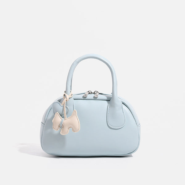 Mini-Handtasche in Kuppelform mit glatter Oberfläche in Lederoptik, zwei Tragegriffen, Reißverschluss oben, Beschlägen in Silberoptik und herabhängendem