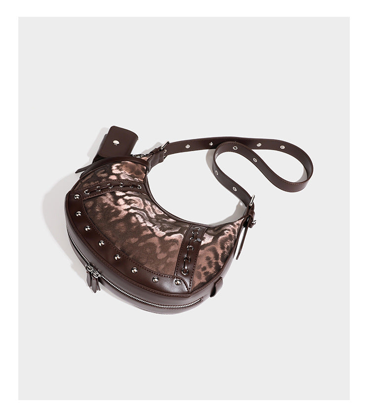 Crescent-Hobo-Schultertasche mit braunem Leopardenprint, silberfarbenen Nieten, Ösenbesatz, verstellbarem Riemen und abnehmbarem Mini
