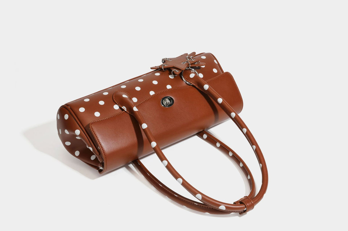Strukturierte Baguette-Tasche mit Punktemuster in glänzender Lederoptik, zwei Tragegriffen, Überschlag mit Drehverschluss in Silberoptik und