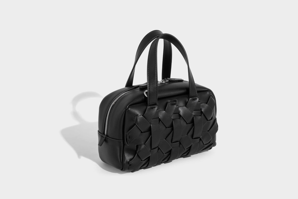 Kleine, strukturierte wandelbare Henkeltasche mit gewebten Einsätzen, kontrastierender Paspelierung, silberfarbenem Reißverschluss und abnehmbarem, Detail