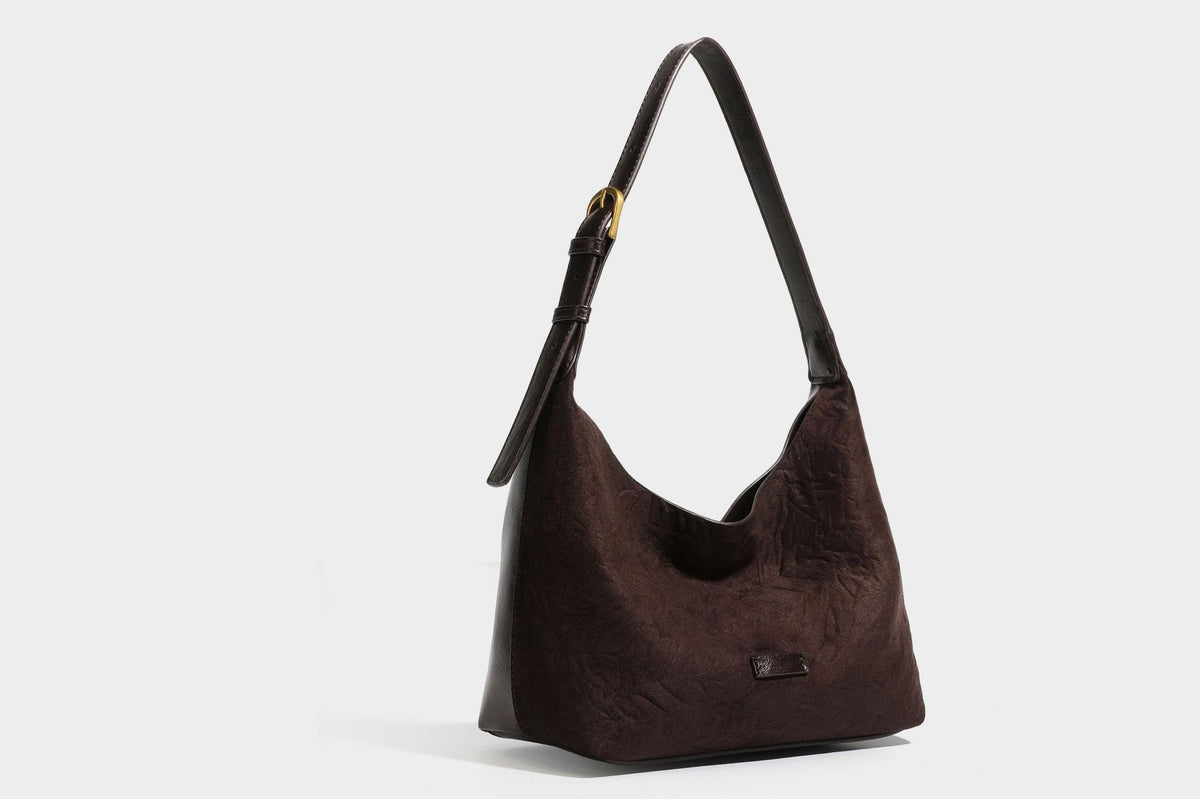 Dunkelbraune, weich fallende Hobo-Schultertasche mit strukturierter Oberfläche in Velourslederoptik, glatten Besätzen in Lederoptik und Details in Antikgoldoptik