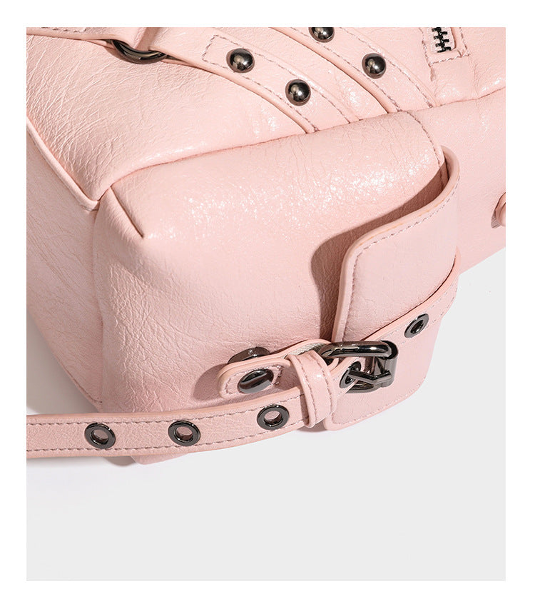 Strukturierte Moto-Satchel mit Nieten, Schnallenriemen, zwei Tragegriffen und abnehmbarem Crossbody-Riemen aus glattem Material mit Detail
