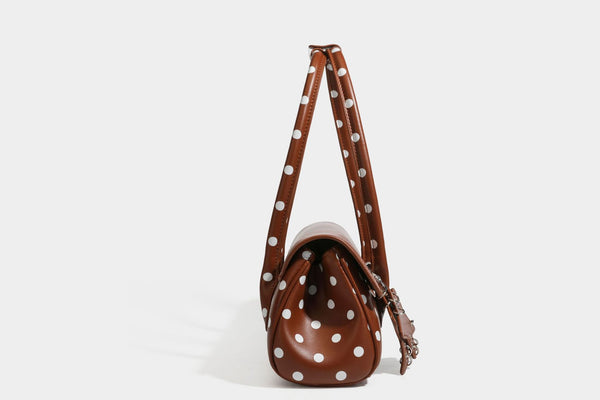 Strukturierte Baguette-Tasche mit Punktemuster in glänzender Lederoptik, zwei Tragegriffen, Überschlag mit Drehverschluss in Silberoptik und
