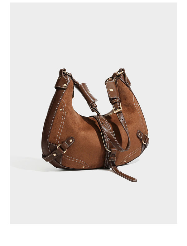 Halbmondförmige Schultertasche in hellbrauner Velourslederoptik mit weißen Kontrastnähten, goldfarbenen Schnallen und