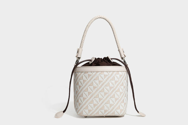 Kleine gewebte geometrische Bucket-Bag mit geflochtenem Henkel in Lederoptik und Kordelzugverschluss im zweifarbigen Muster aus Braun und Weiß