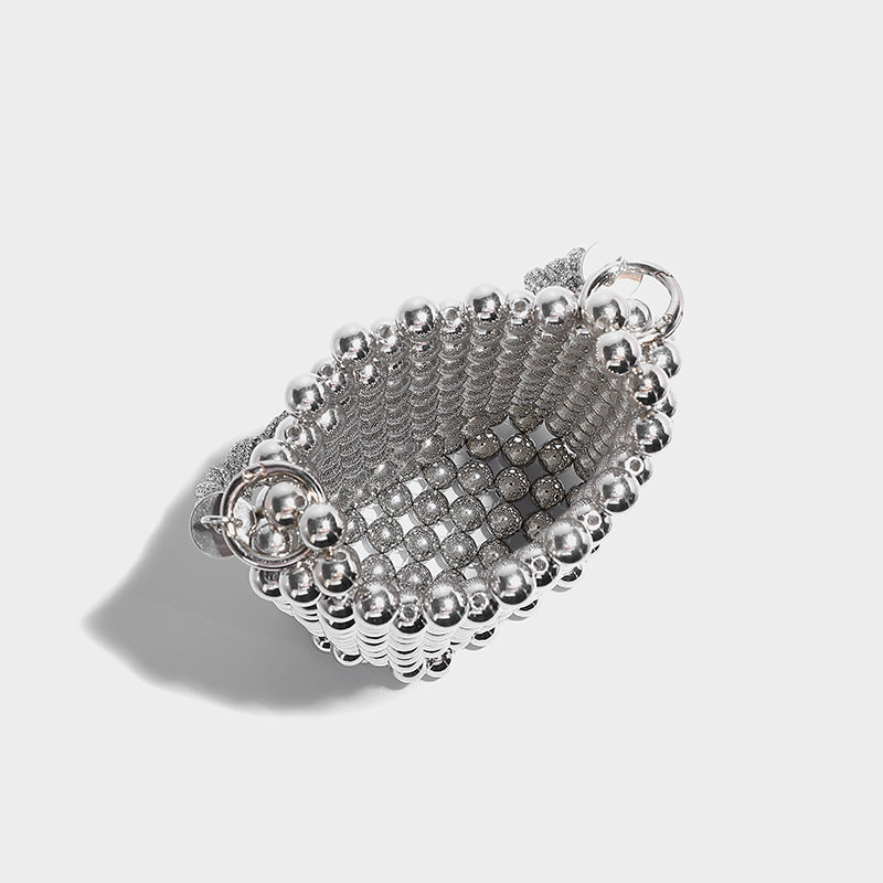 Mini-Bucket-Bag in zylindrischer Form, mit metallisch silberfarbenen Perlen besetzt, geflochtenem Tragegriff und Ketten-Schulterriemen, Detailansicht 24