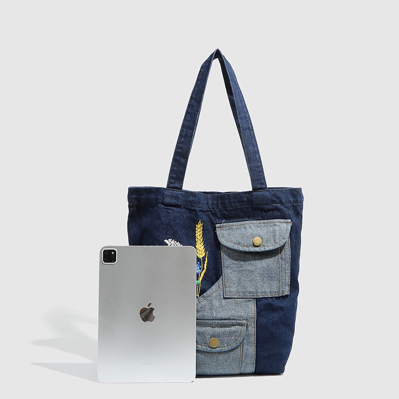 Schulter-Shopper aus marineblauem und hellblauem Patchwork-Denim-Canvas mit Weizen- und Wildblumenstickerei sowie Druckknopf in Antikgoldoptik