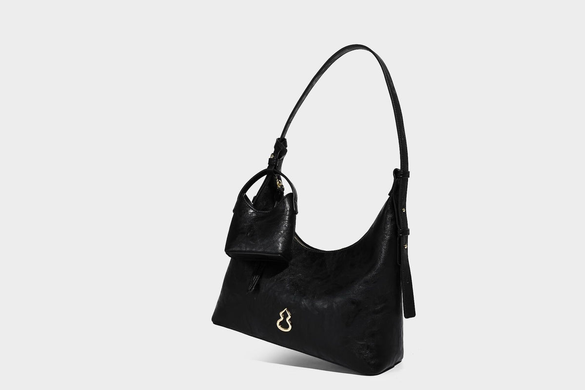 Glänzende Hobo-Schultertasche in Lederoptik mit abnehmbarem Mini-Etui und Logo-Beschlägen in Goldoptik, Detailansicht 25