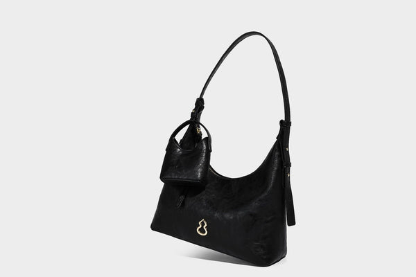 Glänzende Hobo-Schultertasche in Lederoptik mit abnehmbarem Mini-Etui und Logo-Beschlägen in Goldoptik, Detailansicht 25