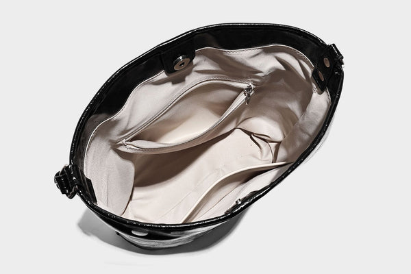 Glänzende Bucket-Bag mit schwarz-weißem Tupfenmuster, langem verstellbarem Riemen und Kordelzugverschluss, Detailansicht 22