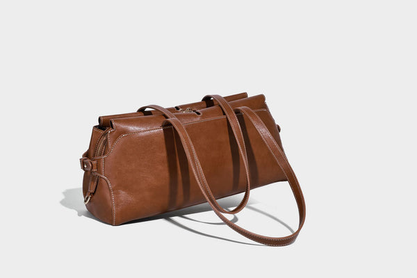 Strukturierte rechteckige Baguette-Schultertasche aus dunkelbraunem Material in glatter Lederoptik mit zwei Riemen und Reißverschluss oben