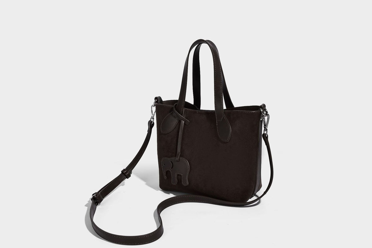 Kleine, strukturierte Tote-Handtasche in Wildlederoptik mit Elefantenanhänger, zwei oberen Tragegriffen und abnehmbarem Crossbody-Riemen, Detailansicht