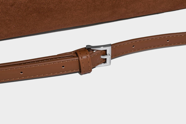 Tote-Bag in warmem Braun mit matter Wildlederoptik, langen Tragegriffen, geprägtem Logo, silberfarbenen Beschlägen und passendem, Detail