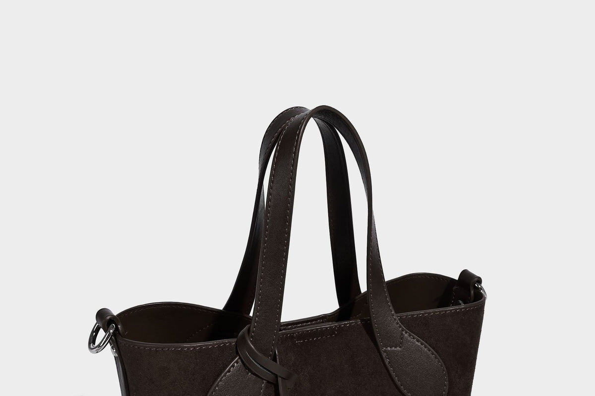 Kleine, strukturierte Tote-Handtasche in Wildlederoptik mit Elefantenanhänger, zwei oberen Tragegriffen und abnehmbarem Crossbody-Riemen, Detailansicht