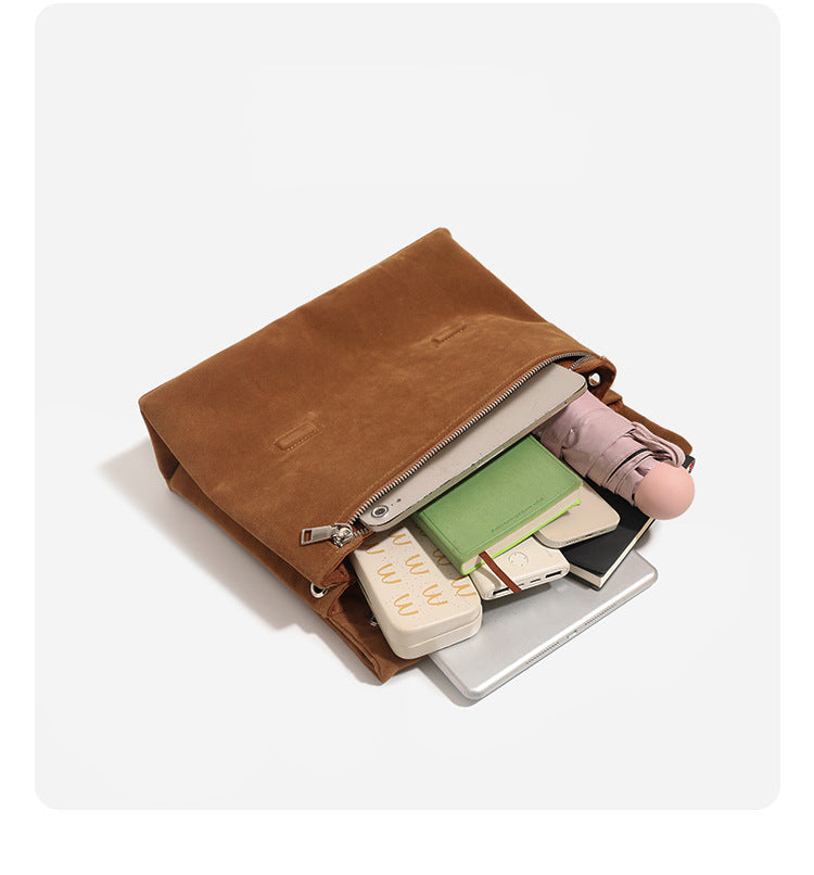 Strukturierte Schultertasche mit Überschlag und silberfarbenem Kettenriemen in cognacfarbener Velourslederoptik, Umschlagverschluss und seitlicher Ösenpartie