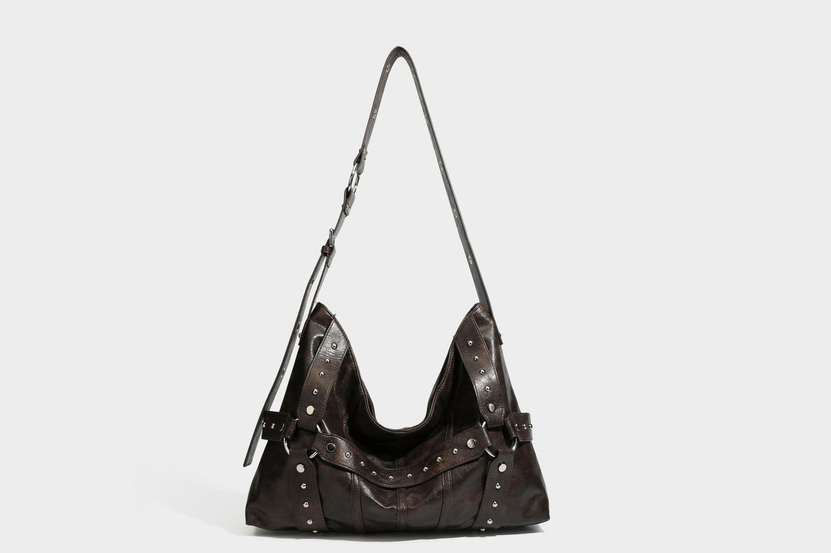 Lässig fallende Hobo-Schultertasche in glänzender Lederoptik mit Nieten in Silberoptik, Riemendetail mit Schnalle und Reißverschluss oben