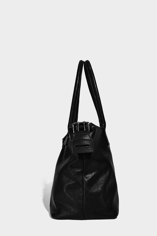 Glänzende, strukturierte schwarze Tote-Bag mit silberfarbenem Schnallenriemen, zwei Henkeln und abnehmbarem Schulterriemen, Detailansicht 22